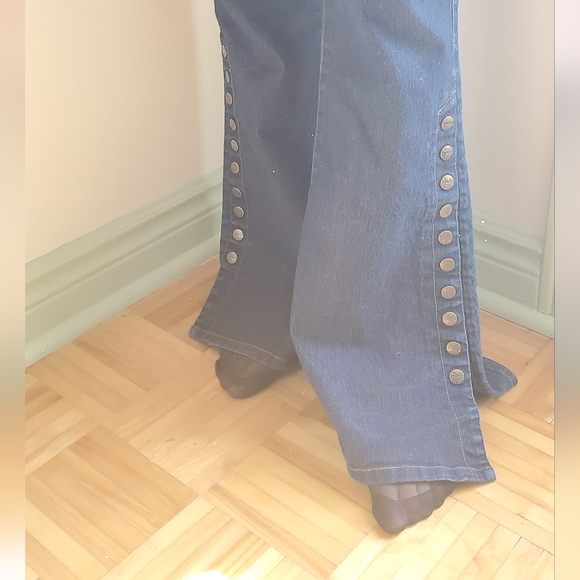 Mudd Vintage Flare Jean's With Buttons - Picture 7 of 10